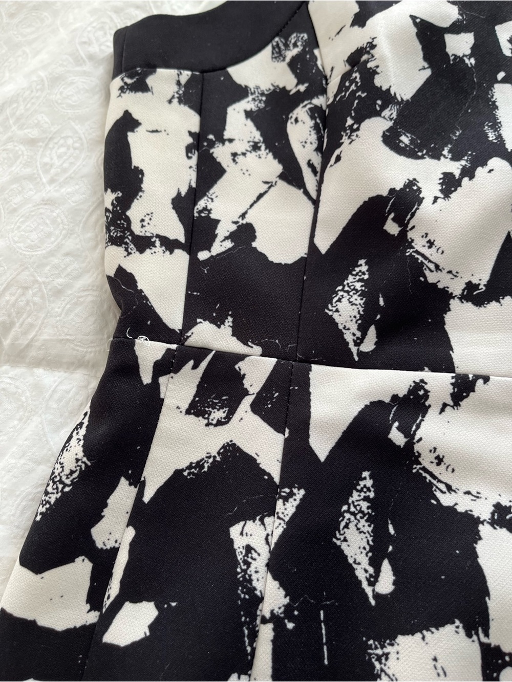 Black & White Abstract Print Sleeveless Dress - Picture 5 of 11
